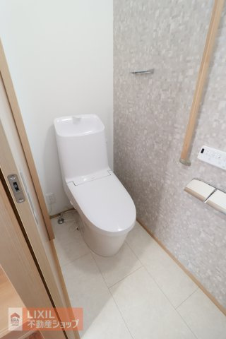 【トイレ】現地完成写真。温水洗浄暖房便座付き。