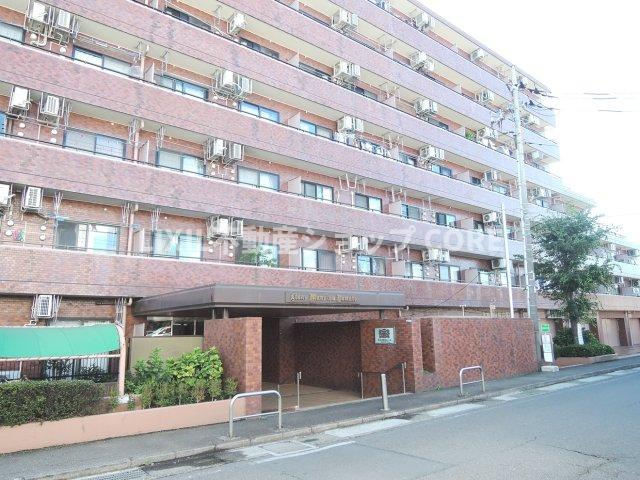小学校・中学校が近く、子育て環境良好な立地。小さなお子様がいる方には、安心な立地になっております。
