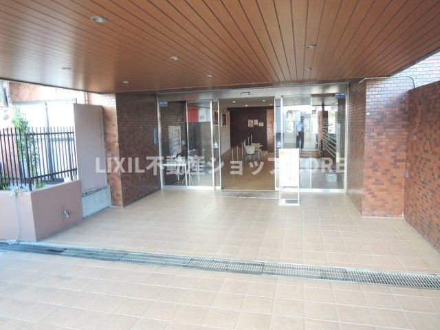 小学校・中学校が近く、子育て環境良好な立地。小さなお子様がいる方には、安心な立地になっております。