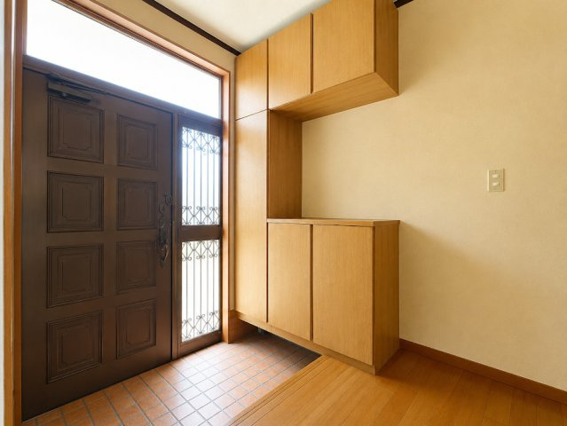 ◆光の渦が溢れた明るい玄関ホール。「おかえり」と「ただいま」が交差するお家の顔とも言える場所は爽やかで心地良い空間となっています。すっきり片付いた玄関で来客時にも自信が持てそう。※写真は加工しています