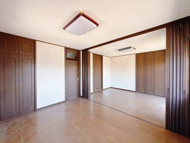 ■2階洋室｜大きな収納があるのでいつでも部屋がすっきりと片付きます*。