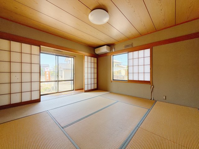 ■1階和室｜意外と場所をとるアイロンがけや、お洗濯物を畳むときにも広々と使うことができ、ちょっと一休みしたいとき、すぐに横になれるのも魅力です♪