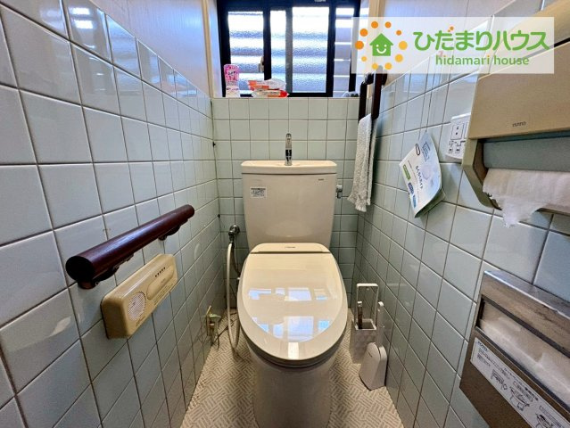 手すり付きのトイレなので、立ち座り動作も安心です♪