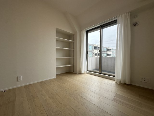 目覚めの良い明るいバルコニー付きの居室です。