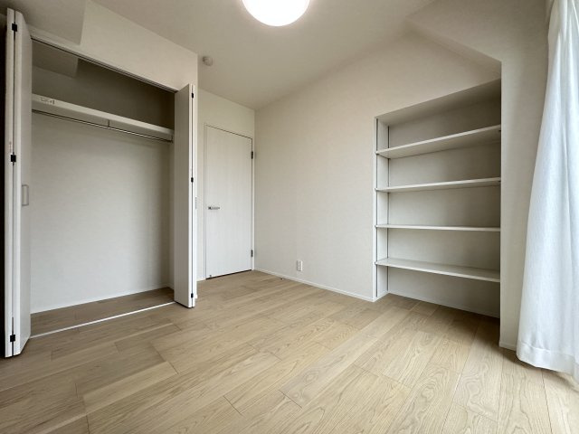 クローゼットやオープン棚の収納豊富なお部屋です。オープン棚は教科書の収納するとお子様の仕度も◎