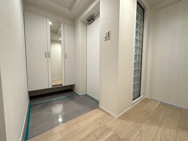 マンションには珍しい窓付きのワイドな玄関です。朝の忙しい時間も玄関で渋滞せずに出発できますね。