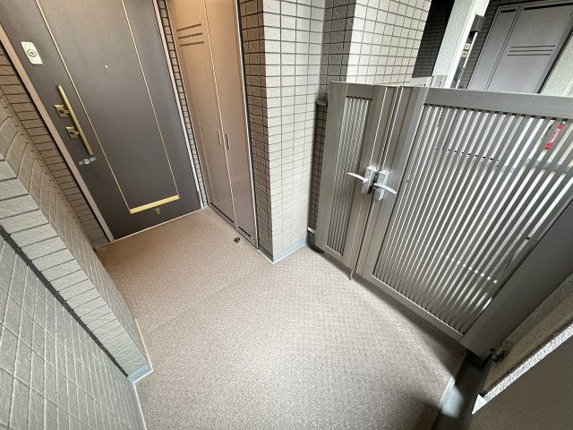 プライバシー性も確保される専用玄関ポーチ付きの住戸です。