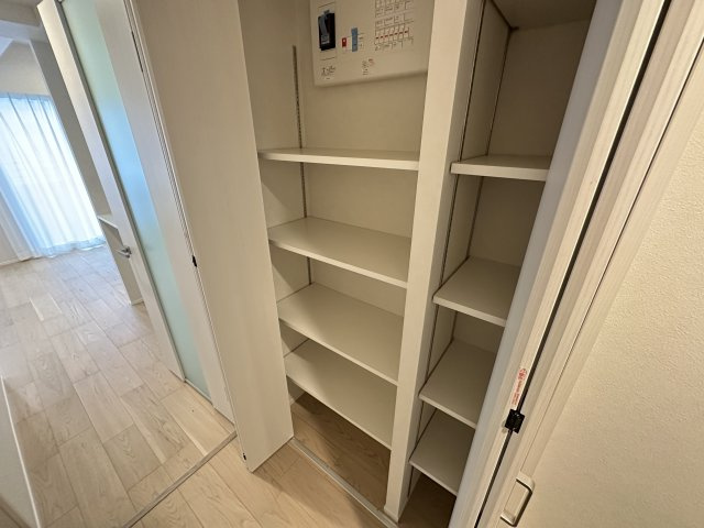 高さを変えることができる稼働棚付きの廊下収納です。お掃除用具や買い置きストックの収納に便利ですよ。