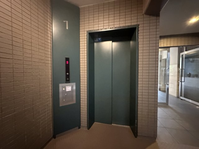 エレベーターを完備したマンションです。エントランスもバリアフリーなのでベビーカーでおでかけにも安心◎