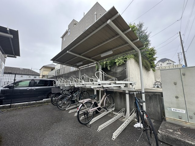 雨や日差しから大切な自転車を守る室内駐輪場。愛車の劣化を防ぎ、雨の日でも快適に出し入れできます。