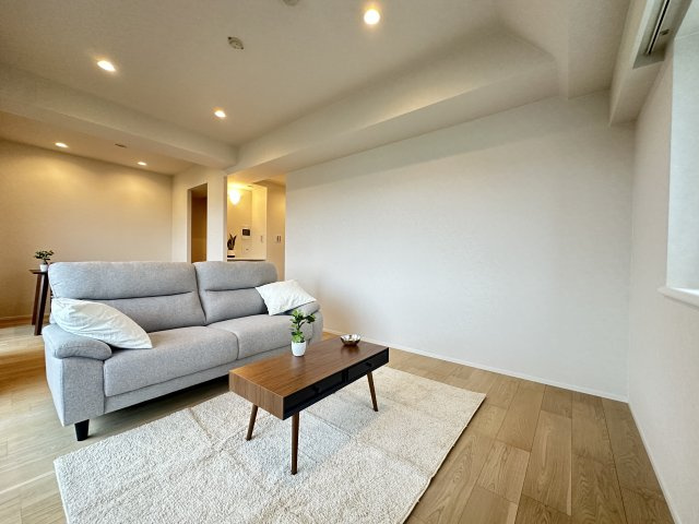 たっぷりの陽射しを確保する2面採光です。角部屋ならではの開放感！ぜひ実際にご覧になって下さい。