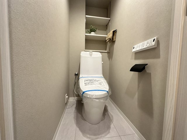 温水洗浄便座のトイレ設備です！トイレ上部にはあると便利な飾り棚を設置！