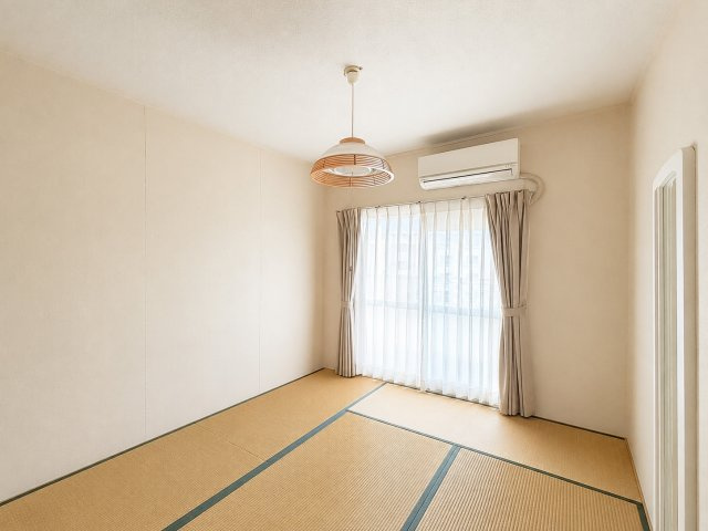 ◆気持ちの良い風が室内へ入り込む居室。家具を配置しても広々ご利用いただけます！！写真は加工しております。