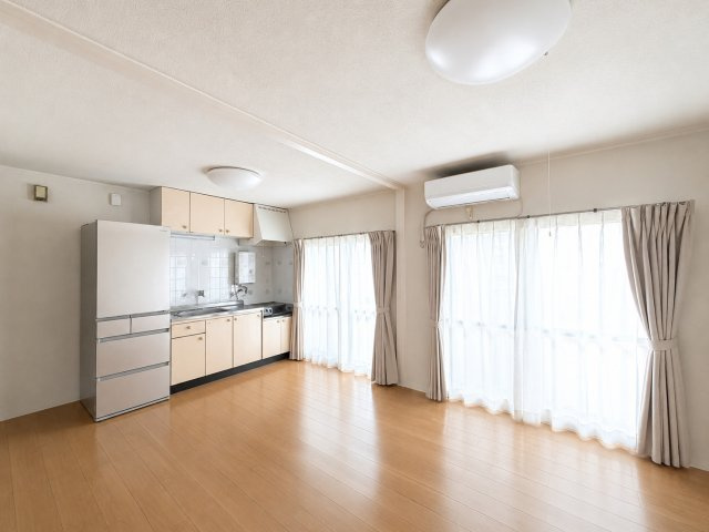 ◆ご家族みんなで調理ができる位のスペースを実現したキッチン空間となっております。みんなで作った料理を召し上がりながらの会話は、どのような物になるのでしょうか。写真は加工しております。