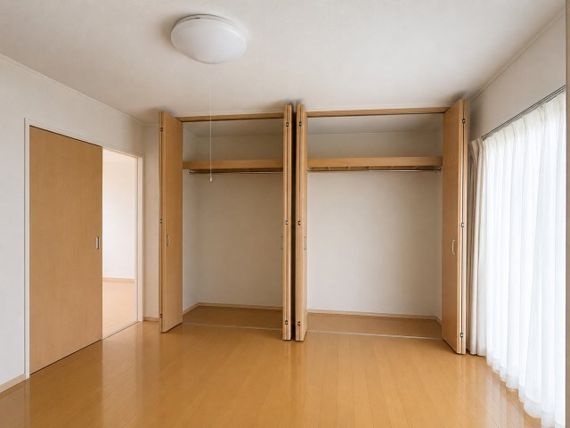 気持ちの良い風が室内へ入り込む居室。家具を配置しても広々ご利用いただけます！！写真は加工しております。
