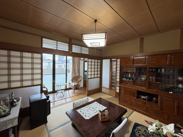 広縁から美しいお庭の緑を望む、風情豊かな和室。大きな窓から心地よい光が差し込み、四季折々の景色を楽しみながらゆったりとくつろげます。