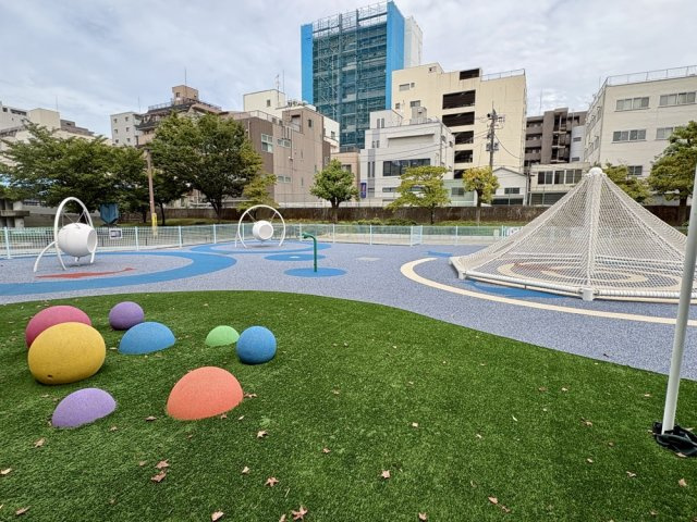 大横川親水公園（インクルーシブ遊具広場）まで160ｍ（2分）　今年4月に新オープンし、パレットプラザゾーンにはその他、イベント広場、噴水、アートギャラリーがあります。