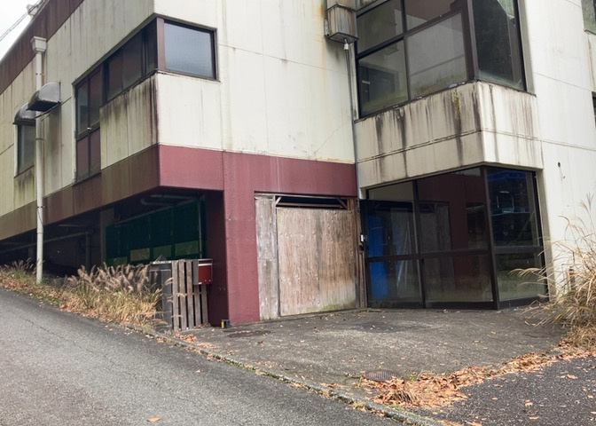 土地の面積＝住宅面積ではありません。建ぺい率の問題などで、土地のある場所によって住宅を建てられる面積は限られています。高さもしかり、「土地」という言葉の中には、建築条件も含まれると考えておきましょう。