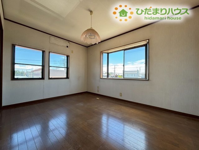 2面採光で通気性もよく、お部屋全体の空気をすぐに窓から入れ替えることができ、過ごしやすい空間になっております！