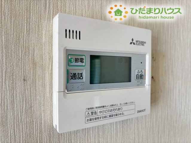 給湯器のリモコンパネルです！ボタン一つでお風呂のお湯張りが簡単に操作できます！画面が見やすく液晶もはっきりしているため、お子様でも簡単に扱えます！