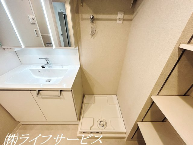 洗濯パン／上部に可動棚あり