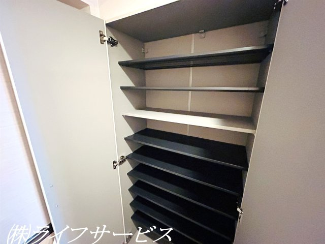 玄関／天井高のシューズボックス有