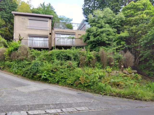南箱根ダイヤランド別荘地内の土地です。約100坪あり広々としています。