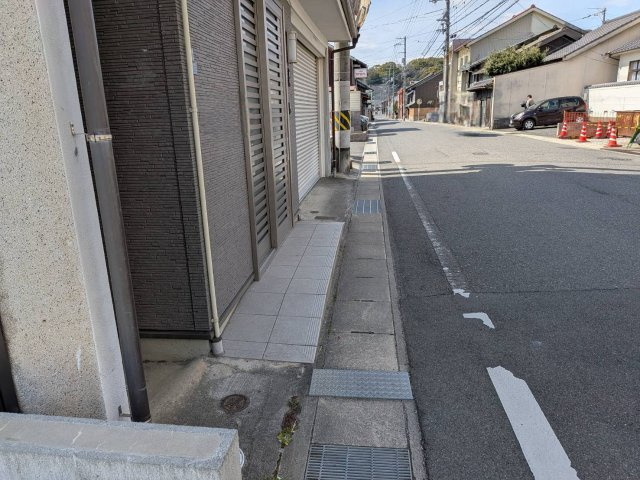 敷地前には歩道が整備されており、歩行者にも配慮された安全性の高い環境です。道路幅員も確保されているため、車のすれ違いや駐車時のストレスも少なく、日常生活において安心してご利用いただけます。