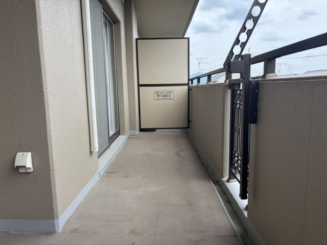 洗濯物を干すのに十分な奥行きを確保したワイドなバルコニー。手すり壁が高めで外部からの視線を適度に遮り、プライバシーを守ります。物干し金物も備わっており、毎日の洗濯作業がスムーズに行えます。