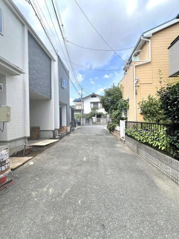 約4.0mの前面道路に面しており、車の出し入れもスムーズに行えます。　毎日の駐車も安心していただける住環境です。
