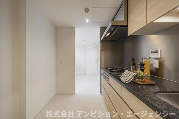 キッチンからリビングへ抜ける開放的な動線。調理中も家族の気配を感じられる、暮らしに配慮した設計です。