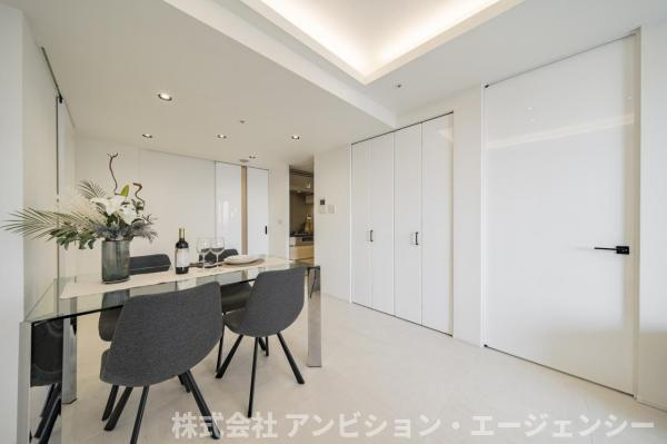 家族の会話が弾むダイニングスペース。白で統一された建具が、お気に入りの家具を美しく引き立てます。