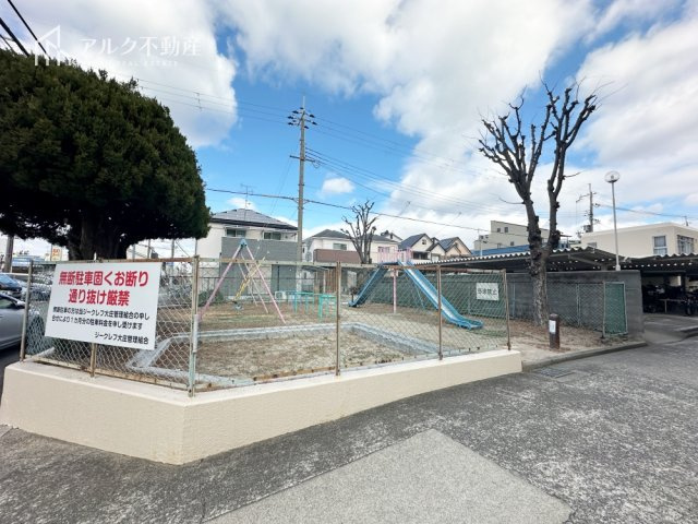 敷地すぐそばに公園がございます