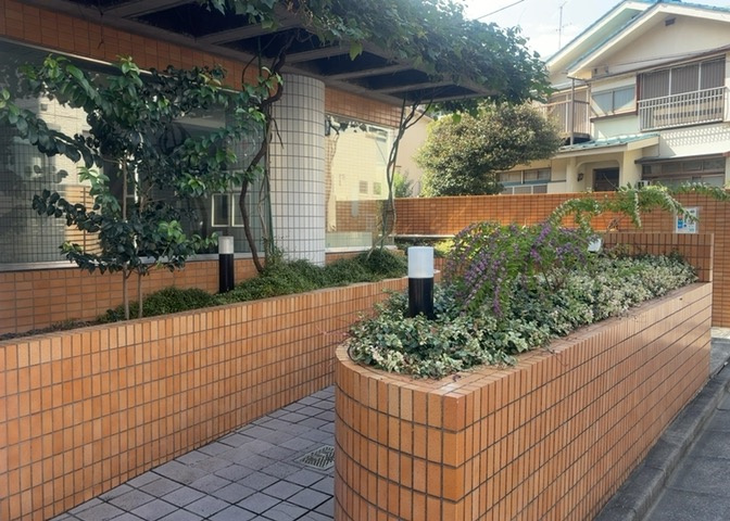 物件によっては、入居者が個人的に使用できる専用庭がついているものもあります。また、住宅の中にある土間の部分を庭と呼ぶこともあります。庭の用途は住む人によって変わり、それによってデザインもさまざまです。