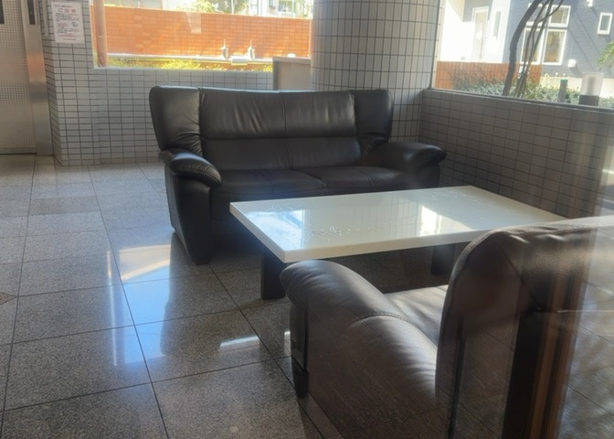 ラウンジは、マンションの共用スペースに椅子やテーブルなどを配置した利用者が寛げる空間です。屋内型ラウンジと屋外型ラウンジがあります。共用部分の管理状況と合わせて、詳細については現地でご確認ください。