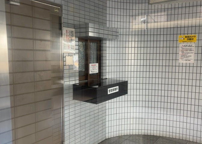 受付はマンションコンシェルジュがいる場合もあれば、管理人が滞在する小部屋を総称して呼ぶことがあります。主にエントランスに設置されていることから、防犯面でも期待ができます。防犯設備がない場合はより安心！