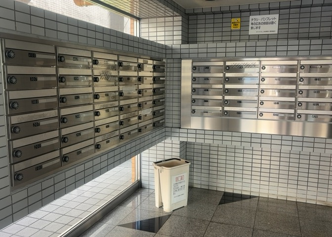 エントランス付近に設置されている集合ポストは、住んでいる部屋と離れているため、ポストをあさるなど誰かに何かされていても被害に気づきにくいです。入居する時には他人に特定されにくい番号で鍵をかけましょう！