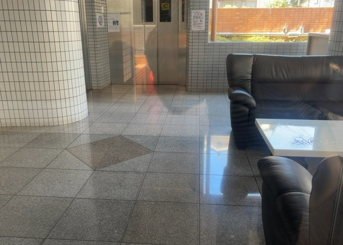 ロビーというと、エントランスと何がちがうの？と思いますよね。実はロビーとエントランスには明確な決まりはありません。物件によっては、エントランスを入って広がるある程度の広さのある空間がロビーとなります。