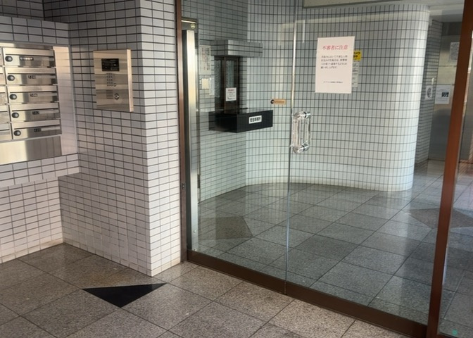 共用部分は、一棟の建物に住む区分所有者全員が共同で所有するとし、共用部分の管理、補修などは、区分所有者で形成される管理組合が行います。個人の判断で勝手に変更することはできませんので覚えておきましょう。