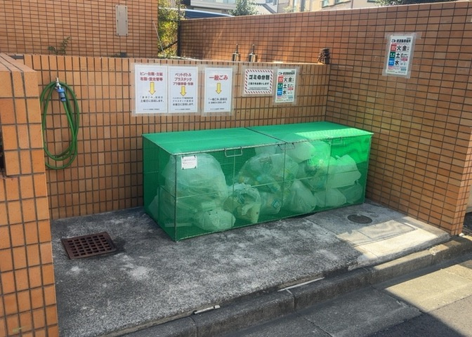 共有部分は、住民なら誰もが使える設備のこと。例えば駐車場やエレベーター、インターネット設備、セキュリティ設備などがあります。他にも、マンションの廊下・外部階段やエントランス・ゴミ置き場などがあります。