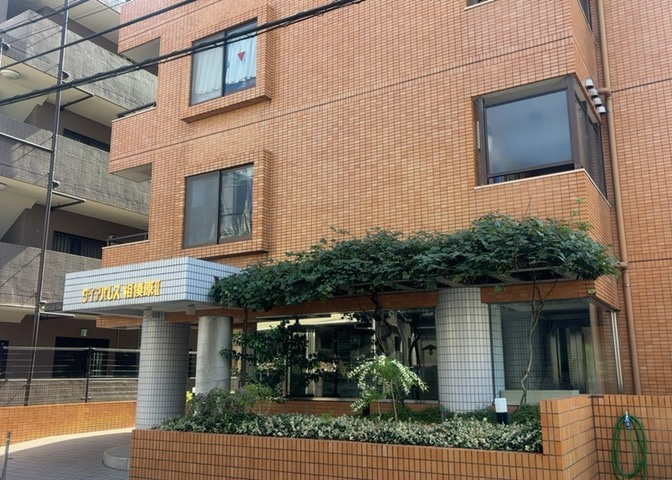 道幅が広い場所は日当たりや風通が良好です。幅が広いのですれ違いも可能ですし大きな車でも駐車可能！一方で、大型車が通ることも多くなるため交通量の増加により騒音に繋がります。また土地の値段が高くなります。