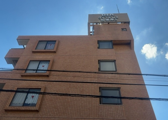 ＲＣ造、Reinforced　Concreteは直訳すると補強されたコンクリートです。主に柱や梁・床・壁が鉄筋とコンクリートで構成おり、鉄筋を組んだ型枠にコンクリートを流し込んで固めたものを指します。