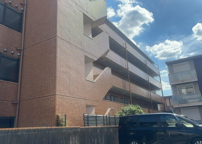 玄関は家の顔でもあり、家族以外の目にも止まる場所です。玄関は外との間を仕切る扉、靴などをしまっておく収納スペース、靴脱ぎのたたきスペース、来客とのやり取りをするドアホンなど複数のアイテムからなります。