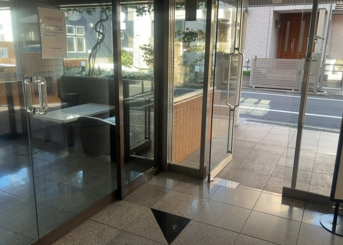 共有部分は、住民なら誰もが使える設備のこと。例えば駐車場やエレベーター、インターネット設備、セキュリティ設備などがあります。他にも、マンションの廊下・外部階段やエントランス・ゴミ置き場などがあります。