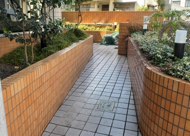 共用部分は、一棟の建物に住む区分所有者全員が共同で所有するとし、共用部分の管理、補修などは、区分所有者で形成される管理組合が行います。個人の判断で勝手に変更することはできませんので覚えておきましょう。