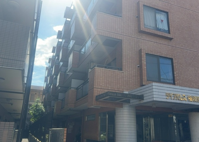 一般的なバルコニーは、奥行1.5ｍ程ですが、ワイルドバルコニーは2ｍまで広がっています。そのため洗濯物の間隔をあけ干すことができ、乾きやすいというメリットや、ガーデニングが楽しめる等の特徴があります。