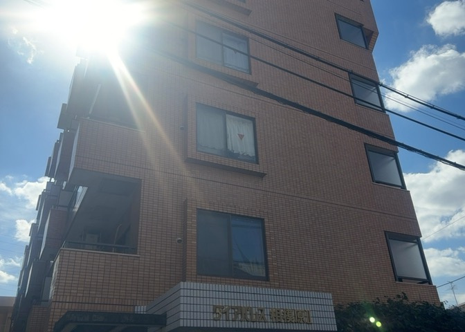 駐車場と明記されていても、最小スペースでつくられた駐車場だと大型車は駐車できなかったり、出入りしにくくなったりする可能性があります。お車のサイズと購入したい物件の駐車場のサイズを現地で確認しましょう。