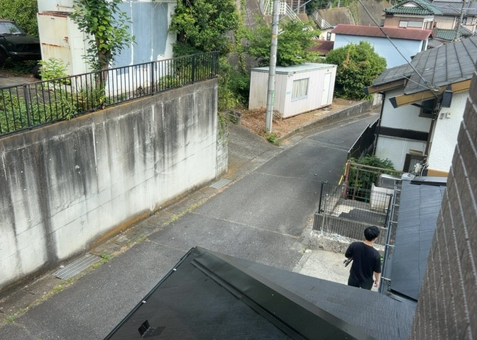 バルコニーは、室外の専用スペースのうち、「屋根がなく開放された空間」であるものを指します。ベランダより広いタイプのものが多く、日当たりもよいため家庭菜園などを楽しみたい人にとって適した環境となります。