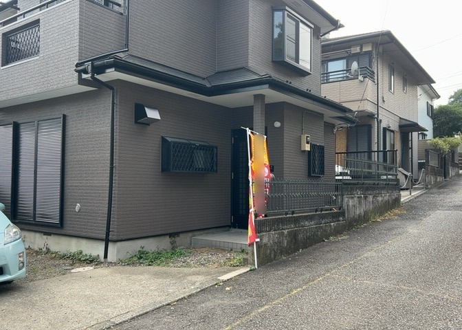 住宅用の土地では前面道路に2m以上接していなければならないと法律で定められています。しかし、お持ちの車のサイズやライフスタイルなどにより、2mでは利便が悪い場合もございますので、事前に確認しましょう。