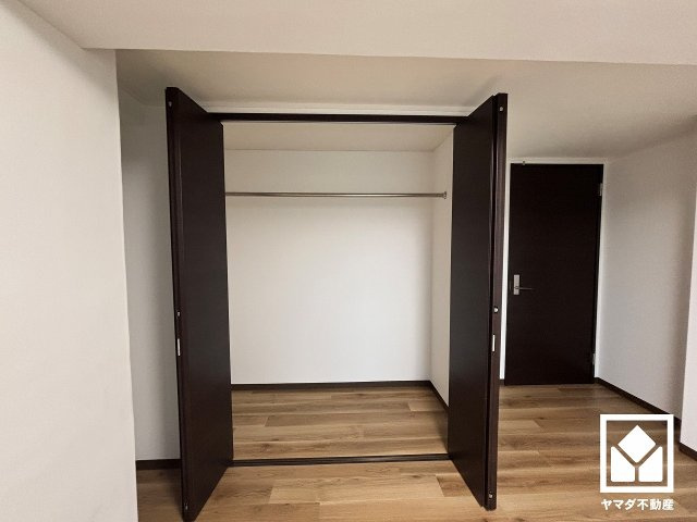 新たに家具を買わなくても良いので、ハンガーパイプ付きのクローゼットは嬉しいですね。